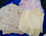 Foto del paso 1 de la receta: Rollitos de pan de molde con queso y pavo