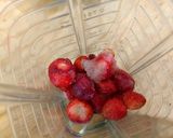 Foto del paso 1 de la receta: Licuado de fresa de 3 ingredientes en 3 pasos