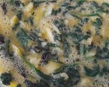 Foto del paso 3 de la receta: Tortilla de patatas con espinacas y piñones