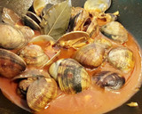 Foto del paso 5 de la receta: Almejas a la marinera 🐚🥘