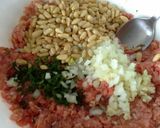 Foto del paso 1 de la receta Albóndigas con piñones en salsa de vino