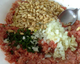 Foto del paso 1 de la receta: Albóndigas con piñones en salsa de vino
