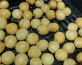 Hình bước làm 1 của món Cá viên chiên sốt nấm kim châm