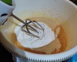 Foto langkah ke 3 dari resep Bolu Karamel Kukus.