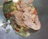 Foto langkah ke 2 dari resep Tumis sayap ayam jamur kancing berkuah.