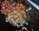 Foto langkah ke 5 dari resep Tumis Daun Singkong Rebon.