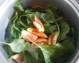 Foto langkah ke 2 dari resep Sayur Bening Bayam Wortel.