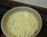 Foto del paso 3 de la receta: Pechuga de pollo rebozada y frita con papas fritas y ensalada