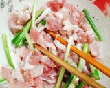 Hình bước làm 1 của món Phở xào giá hẹ