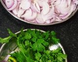 प्याज़ के कुरकुरे पकोड़े (pyaz ke kurkure pakode recipe in Hindi) रेसिपी चरण 1 फोटो
