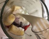 A picture of step 2 of Strawberry and Banana smoothie 😍.