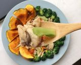 Hình bước làm 5 của món Ức gà xào nấm + súp lơ (bữa tối eat clean)