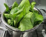 Foto del paso 2 de la receta: Espinacas al vapor para preparar revuelto de espinaca y huevo