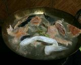 รูปขั้นตอนการทำที่ 3 ของ ต้มยำปลาแซลม่อน🐟