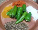 A picture of step 2 of Hari mirchon ki khati meethi chatni 😋.