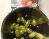 A picture of step 3 of Grapes frozen candy.