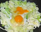 รูปขั้นตอนการทำที่ 2 ของ วุ้นเส้น กะหล่ำปลี ไข่ไก่ ผัดน้ำ เพื่อสุขภาพ