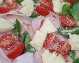 Foto del paso 1 de la receta: 🍅🧀🌱Tarta Caprese con porchetta, piñones y pistachos 🇮🇹