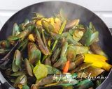 Foto langkah ke 5 dari resep Kerang Ijo Kuah Kuning.