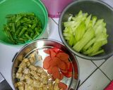 Foto langkah ke 2 dari resep Tumis labu buncis sosis campur tempe super pedas.
