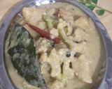 A picture of step 4 of Cauliflower curry with white gravy.