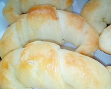 Foto del paso 2 de la receta: Medialunas sin manteca, ni huevo fáciles!!