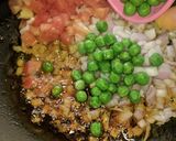 मिनी मॅगी नूडल्स पिझ्झा विथ एग (mini maggi noodles pizza with egg recipe in marathi) रेसिपी स्टेप 3 फोटो