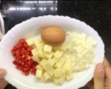 Hình bước làm 1 của món Corned Beef Hash kiểu Việt Nam (bò xào khoai trứng)