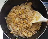 Foto langkah ke 5 dari resep Kwetiau Goreng Ayam pedas.