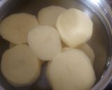 Foto del paso 3 de la receta: Patatas aliñadas con langostinos