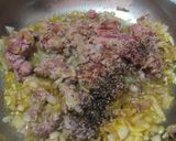 A picture of step 2 of Beetroot chicken momos.