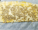 Foto del paso 8 de la receta: Hojaldre de york y queso con cobertura de pipas de girasol