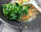 Foto langkah ke 3 dari resep Cah Sawi Crab Stick.