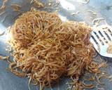 ผัดเส้นก๊วยเตี๋ยวแบบอีสานกับหมูทอดกระเทียม วิธีทำสูตร 10 รูป