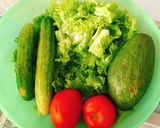 Hình bước làm 1 của món Salad bơ cà chua
