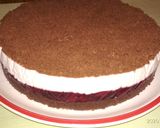 Meggyes tejfölös túrótorta kekszalapon recept fázis 12 fotója