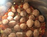Foto del paso 5 de la receta: Albóndigas de cerdo con fideos