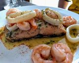 Foto del paso 6 de la receta: Salmón con camarones y calamares en salsa de limón