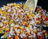 Foto del paso 2 de la receta: HUEVOS🥚Turcos Al Hogao🍅🌶️🫑🧅 Colombiano y Tocineta🥓...!