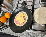 Foto del paso 3 de la receta: Tortilla de trigo con jamón y queso