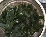 Foto langkah ke 2 dari resep Ikan jambal ditumis sama daun pepaya jepang.