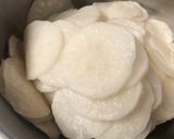 Hình bước làm 1 của món Củ cải trắng ngâm vàng kiểu Hàn Quốc