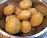 Foto del paso 3 de la receta: Papas rellenas con queso envueltas en tocino🌺