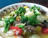 Foto langkah ke 4 dari resep Seblak kerupuk, baso, brokoli, telur, mie glosor.
