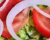 Foto del paso 4 de la receta: Ensalada mixta en Argentina 🥬 🍅 🧅 Ensalada de lechuga, tomate y cebolla, un clásico argento 🇦🇷