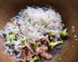 รูปขั้นตอนการทำที่ 1 ของ ผัดก๋วยเตี๋ยวใส่เบคอน คีโต