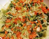 Foto del paso 2 de la receta: Explosión de verduras: frittata con ensalada 🥕🥒🥬🥚🧀