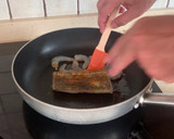 Foto del paso 2 de la receta: Fideuà de calamares (en lata), langostinos y bacalao gratinado con alioli
