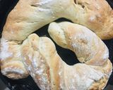 Foto del paso 7 de la receta: 🥖PAN RÚSTICO🥖 CASERO🤩 RELLENO CON ALBAHACA FRESCA🌿Y AJO🧄 // CEBOLLA🧅 Y AJÍ🌶