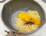 Foto langkah ke 2 dari resep Mie Omelet Indomie.